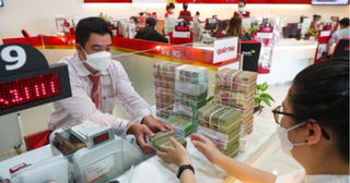 Lượng tiền của người dân gửi vào ngân hàng tăng mạnh khi tăng lãi suất