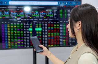 Dòng tiền nhập cuộc dứt khoát, VN-Index lấy lại sắc xanh sau khi 'trượt dốc' đầu phiên