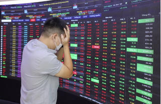 Xuất hiện làn sóng bán tháo, VN-Index 'bốc hơi' hơn 34 điểm