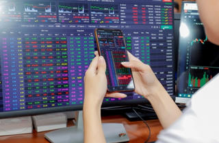 Nội bộ ngành BĐS, ngân hàng phân hóa mạnh, VN-Index tăng nhẹ gần 4 điểm