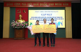 Hai cầu thủ nữ Thái Nguyên T&T nhận thưởng sau khi giành vàng tại SEA Games 32
