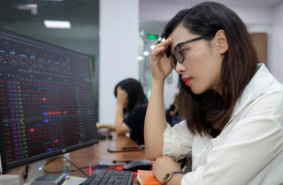 Tiền không vào, nhóm VN30 'lung lay', VN-Index lại mất mốc 1.100 điểm