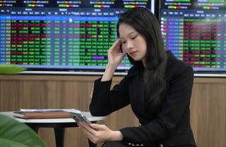 VN-Index rớt 8 điểm, cổ phiếu vốn hóa nhỏ 'bơi ngược dòng'