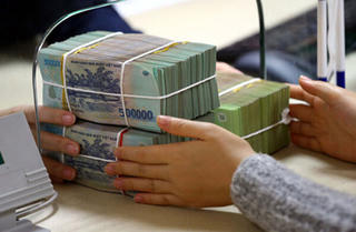 Lãi suất chỉ từ 5,6%/năm: Vay trả nợ ngân hàng khác không hề dễ dàng