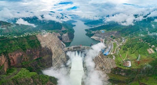 Đập thủy điện vòm lớn nhất thế giới trị giá hơn 640.000 tỷ đồng, chỉ đạo hàng nghìn xe tải trên công trường, xây dựng thần tốc chỉ trong 4 năm