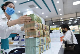 Ham tăng lãi suất hút tiền, ngân hàng dính đòn sụt giảm CASA