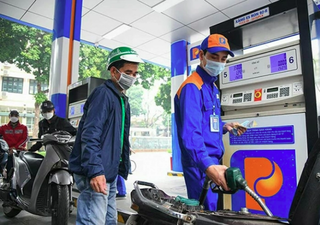 Giá xăng giảm mạnh thứ 4 liên tiếp, xuống thêm gần 1.000 đồng/lít