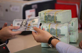 Giá USD 'chợ đen' tiếp đà lao dốc