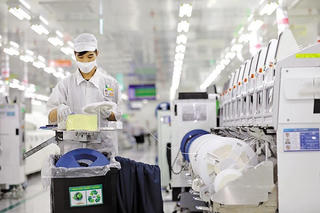 "Cảnh giác" với lạm phát, hỗ trợ tài chính cho doanh nghiệp để thúc đẩy tăng trưởng