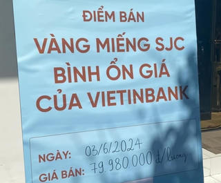 Vác bao tải tiền đến NH mua vàng: Lướt sóng vàng bình ổn giá của nhà nước?