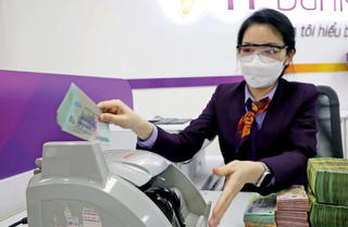 Cảnh báo rủi ro ngân hàng: Lợi nhuận đi xuống, nợ xấu tăng lên