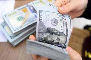 Giá USD ngân hàng tiếp tục tăng kịch trần, vượt 25.440 đồng/USD