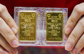 Giá vàng hôm nay 28/12: Liên tục 'nhảy múa', vẫn neo cao kỷ lục