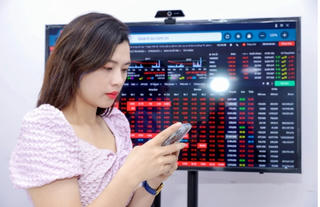 VN-Index mất hơn 5 điểm, cổ phiếu bất động sản biến động mạnh