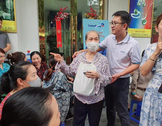 Đội mưa đi mua vàng bình ổn giá: Cách nào để dân chán ôm vàng?