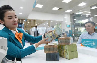 Sau cuộc đua phá đỉnh lãi suất, ngân hàng gồng mình chịu trận