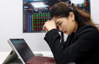 'Của thiên trả địa', hàng trăm mã lao dốc khiến VN-Index rớt 23 điểm