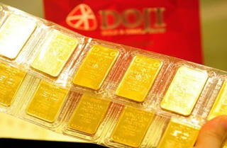 Giá vàng tăng dữ dội: Lao vào cơn sốt, nguy cơ gãy đổ trước mốc 73 triệu/lượng