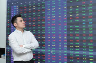 Lại xuất hiện bán diện rộng, VN-Index rơi hơn 13 điểm