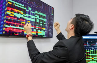 Tăng một mạch 6 phiên, VN-Index lên mức cao nhất năm