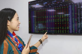 Nhận lực kéo từ VCB và VNM, VN-Index có thêm 6 điểm