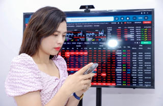 VN-Index giảm 4 điểm với thanh khoản cực thấp, cổ phiếu BĐS vẫn 'rơi tự do'