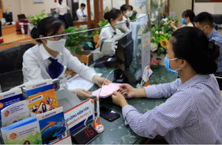 Ngân hàng tuần qua: Nóng chuyện ngân hàng ‘ép’ khách hàng mua bảo hiểm