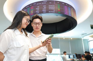 VN-Index tăng gần 5 điểm với thanh khoản 'tụt áp', EIB gây chú ý