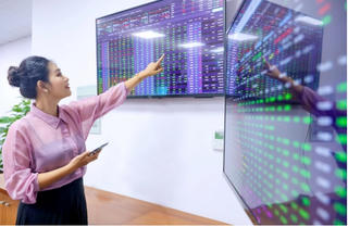 Cổ phiếu tài chính đưa VN-Index tiến gần mốc 1.100 điểm