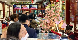 Giá vàng SJC tăng sát đỉnh 82 triệu