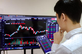 Cổ phiếu tài chính bứt phá, VN-Index vọt tăng hơn 13 điểm