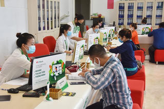 Tiền gửi vẫn chảy mạnh vào ngân hàng