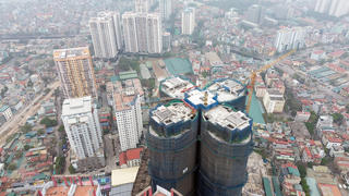 Cận cảnh Sky View Plaza chạm nóc 35 tầng sau nhiều năm 'đắp chiếu'