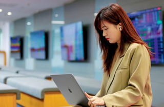Tái định hình hoạt động môi giới cổ phiếu thời 4.0