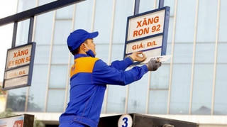 Giá xăng giảm sâu