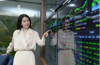 Thị trường chứng khoán ảm đạm, 'nữ hoàng' trang sức bất ngờ toả sáng