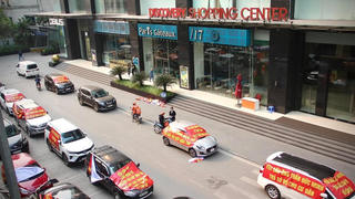 Khốn khổ bán hàng ở tòa nhà tranh chấp