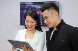 Nhà đầu tư hưng phấn, VN-Index lên cao nhất gần 1 tháng