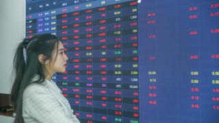 VN-Index đỏ lửa, 'bay' hơn 5% sau lệnh áp thuế 46% của TT Trump