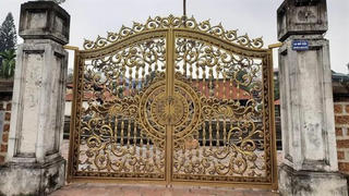 Lạ lùng cổng biệt thự kiểu Tây tại đình di tích