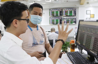 Chứng khoán đón nhiều thông tin hỗ trợ, giảm là cơ hội mua?