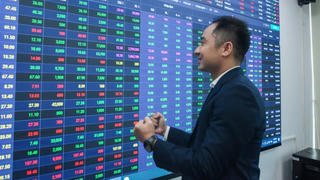 Giá dầu tăng vọt, cổ phiếu dầu khí 'bùng lên' giữa thị trường đỏ lửa