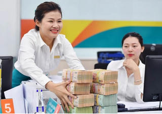Hé lộ thu nhập của lãnh đạo và nhân viên ngân hàng năm 2023