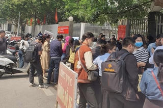 Xếp hàng từ 3h sáng làm giấy tờ, đất trên núi giá đắt ngang mặt phố Hà Nội