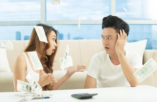 “Giấu” thu nhập và nợ nần: Sai lầm khiến vợ chồng từ mặt, tài sản 'bay hơi'