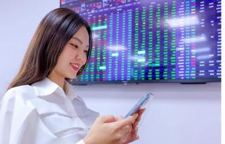 VN-Index nhích nhẹ, cổ phiếu bất động sản bật tăng