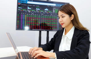 VN-Index tăng gần 10 điểm bất chấp các cổ phiếu đầu ngành 'đỏ lửa'