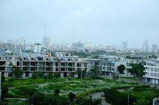 Cận cảnh loạt shophouse giá chục tỷ hoang tàn bên bờ sông Hàn