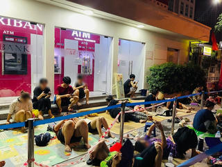 Trắng đêm canh mua vàng: Nằm vỉa hè, không dám rời chỗ vì sợ mất lượt