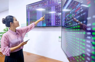 Nhóm VN30 diễn biến tích cực, VN-Index tăng gần 12 điểm